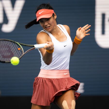 मियामी ओपन में एम्मा राडुकानु की जीत, अनिसिमोवा ने मांगी मेडिकल मदद